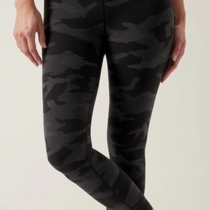 Athleta 7/8 Tight in Camo Size XL